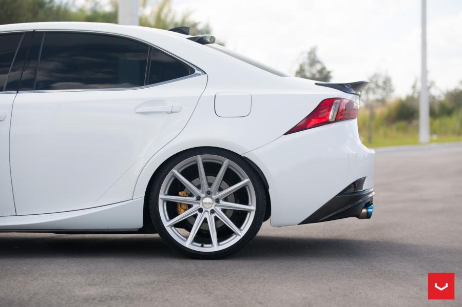 Детали экстерьера Lexus IS F on Vossen Wheels (VFS-10) 2017 года  (фото 52 из 72)